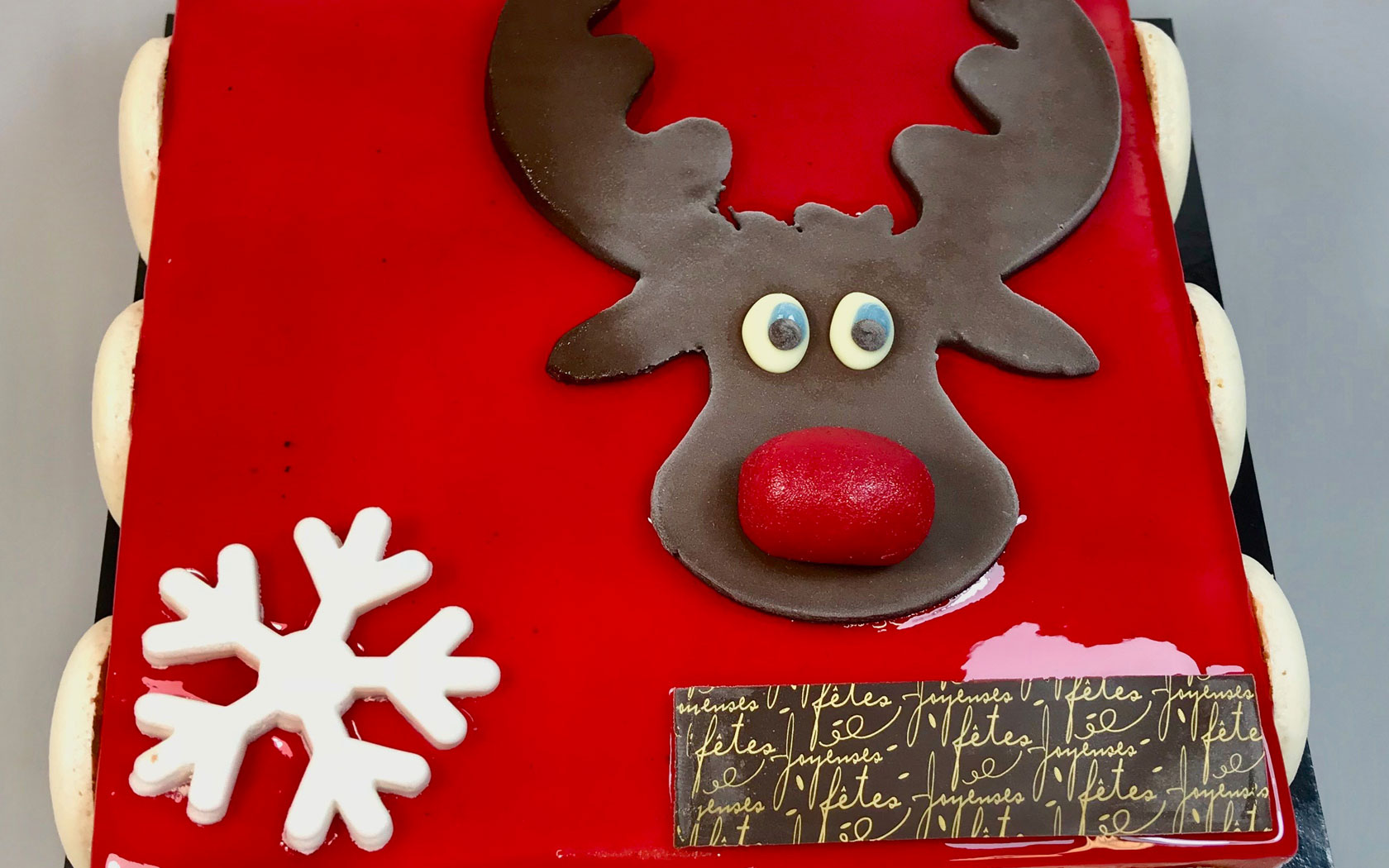 Desserts création de Noël Rudolph, le renne au au nez rouge