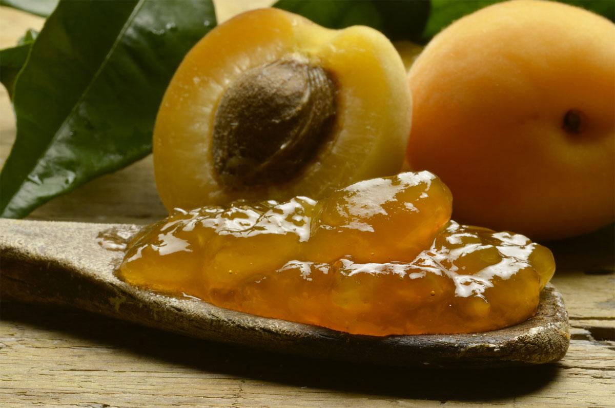 Confitures d'abricots frais.