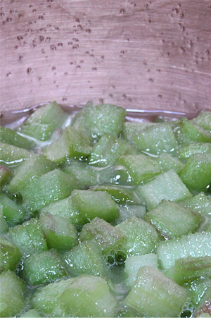 La confiture de rhubarbe en préparation